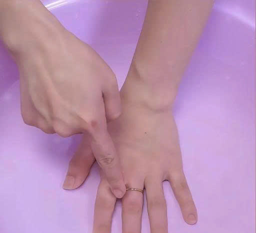 抜けない指輪の外し方