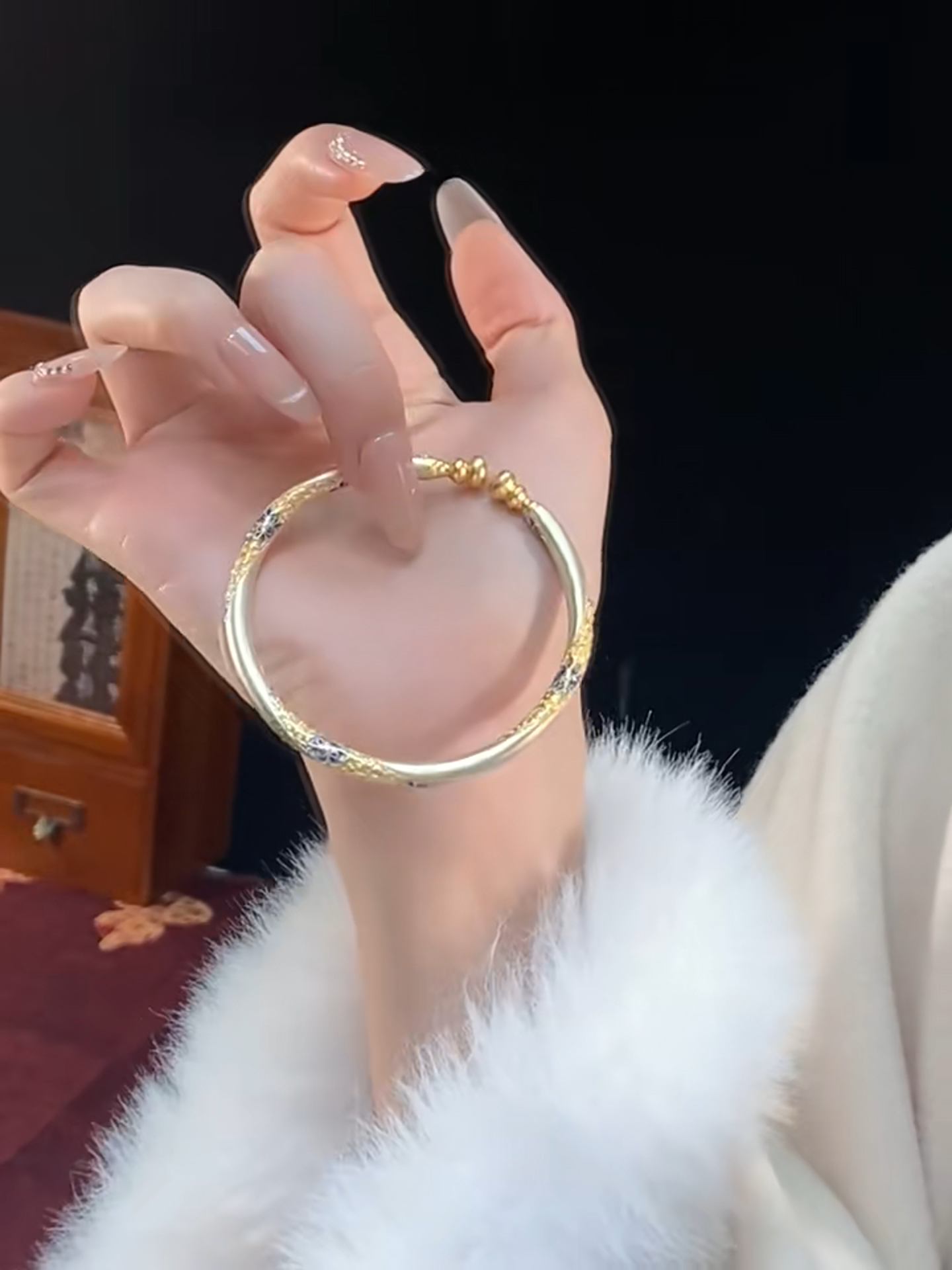 กำไลลายดอกไม้สามมิติคลาสสิก – S999 – K400009