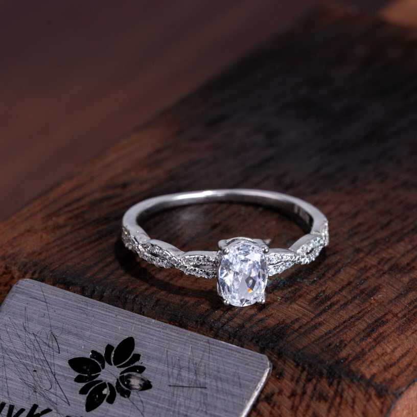 แหวนบิดเกลียวประดับ CZ รูปไข่ – เงิน S925 – N400039