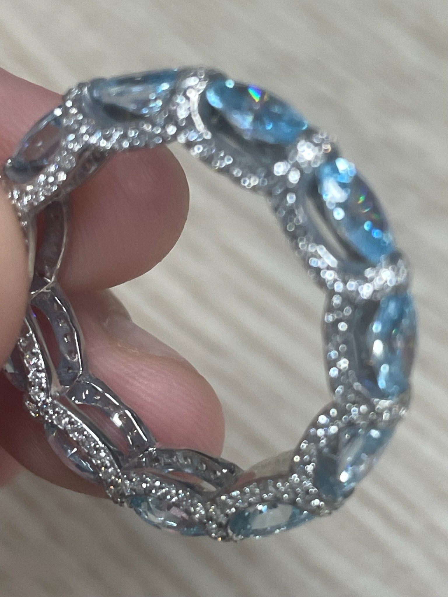 青い宝石のインビジブルリング- N0038 – HUYK JEWELRY©