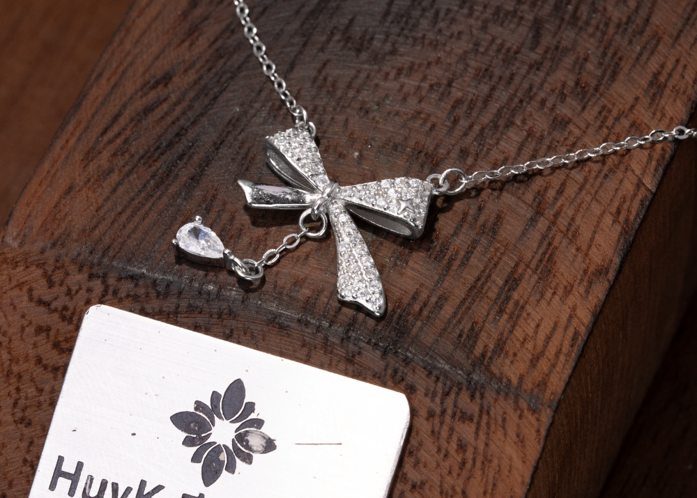 สร้อยคอรูปโบว์ – เงิน S999 – D401011