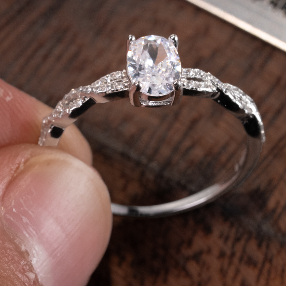 แหวนบิดเกลียวประดับ CZ รูปไข่ – เงิน S925 – N400039