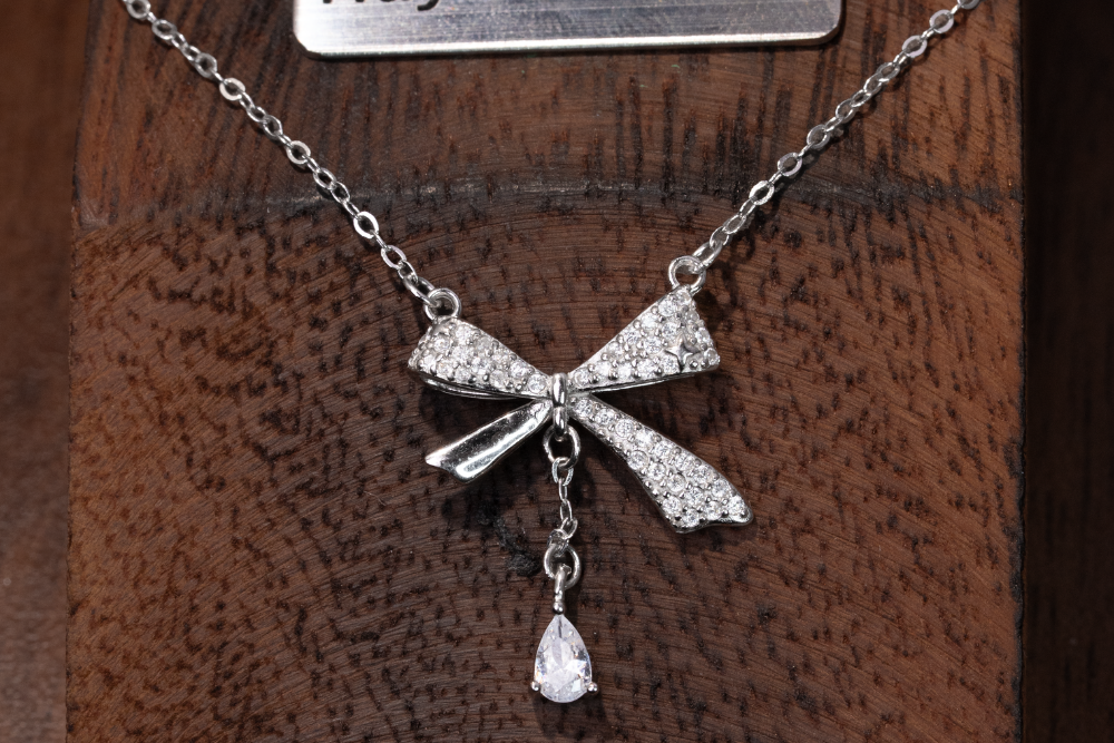 สร้อยคอรูปโบว์ – เงิน S999 – D401011