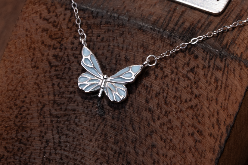 สร้อยคอผีเสื้อเรืองแสง – เงิน S925 – D000904