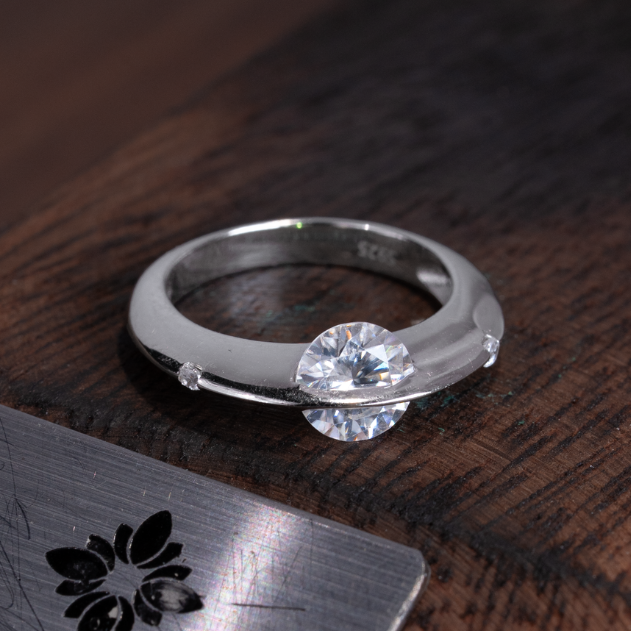 แหวนหมุนรูปดาวเคราะห์ประดับโมอิสซาไนต์ – เงิน S925 – N001347